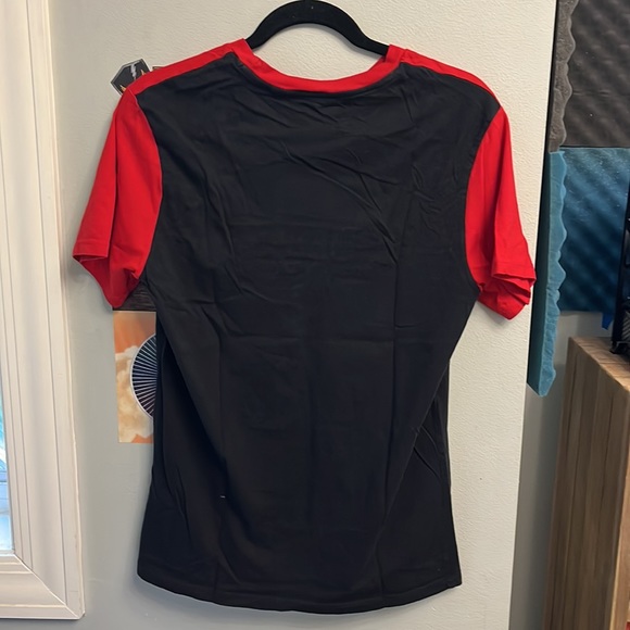 Black and Red Split Guess Los Angeles T-Shirt - Picture 2 of 4